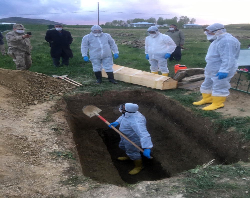 Yasak olmasına rağmen taziye düzenlenen mahallede ilk ölüm