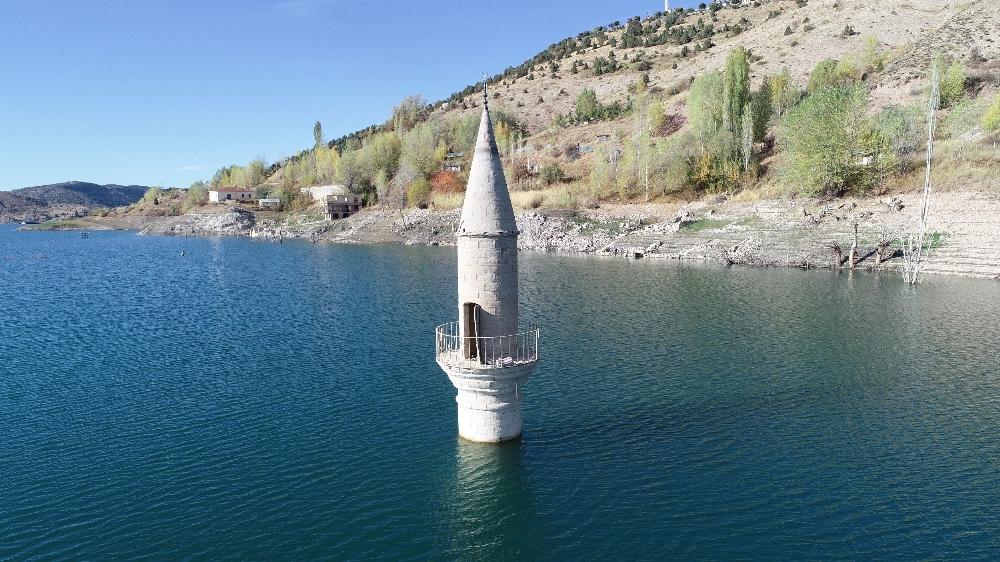 Yaşanan kuraklığı minareye bakıp ölçüyorlar