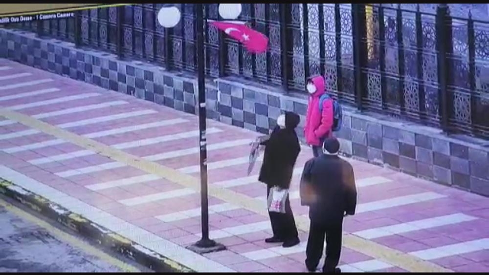 Yaşlı adamın bayrak hassasiyeti