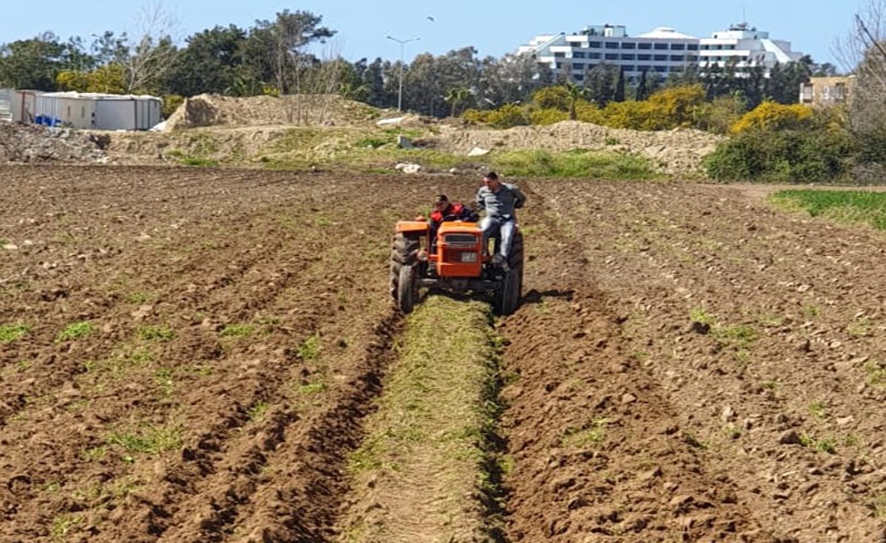 Yaşlı adamın tarlasını jandarma sürerek ekime hazırladı