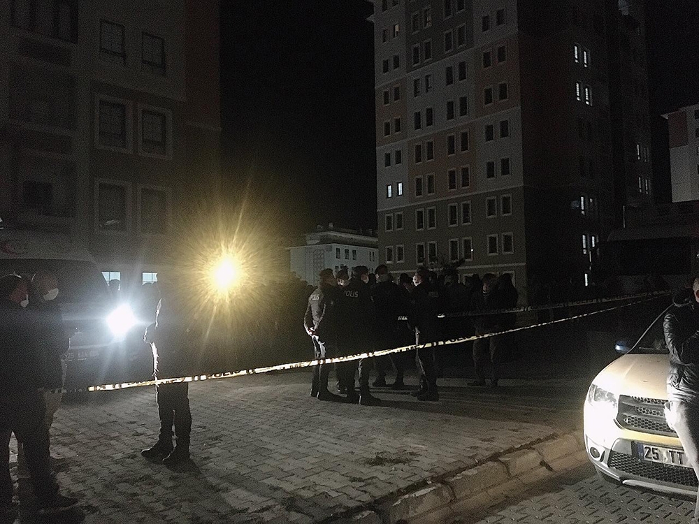 Yaşlı kadın evinde boğazı kesilmiş halde ölü bulundu