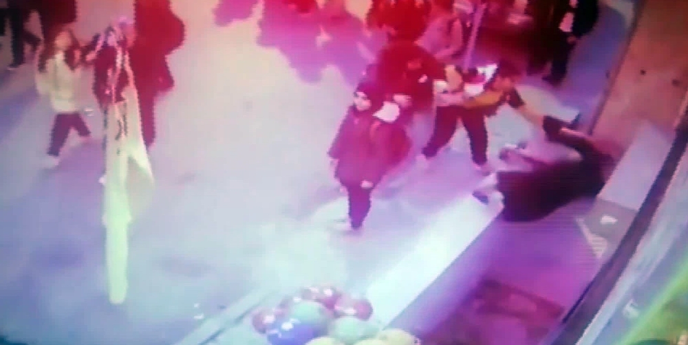 Yaşlı kadın merdiven boşluğuna düştü