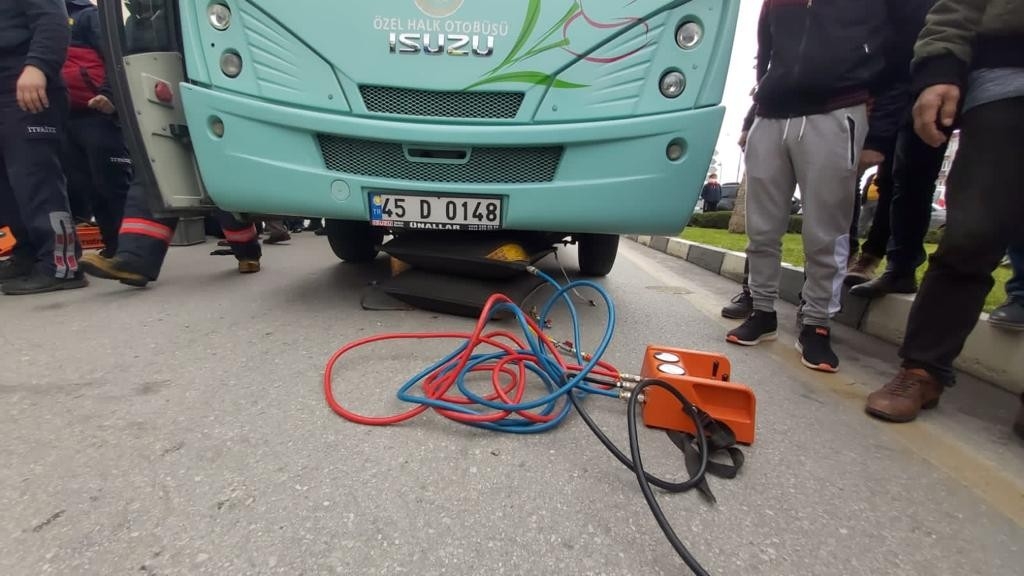 Yaşlı kadın otobüsün altında sürüklendi