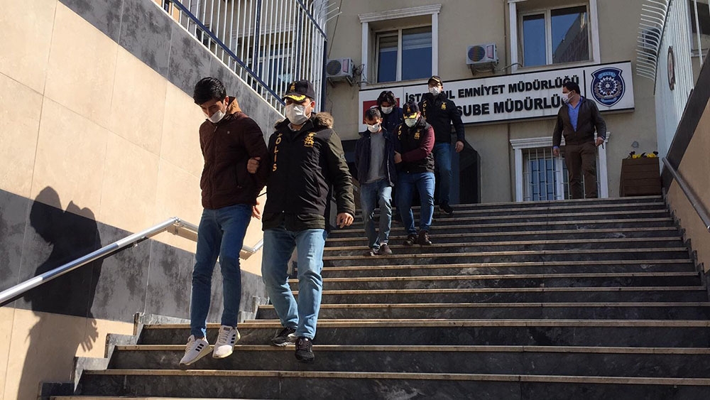 Yaşlı kadını 1 milyon TL dolandıran sahte polisler yakalandı