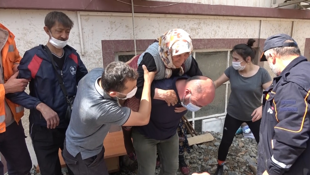 Yaşlı kadını ambulansa kadar sırtında taşıdı: Selde mahsur kalan 2 kişi hastaneye kaldırıldı