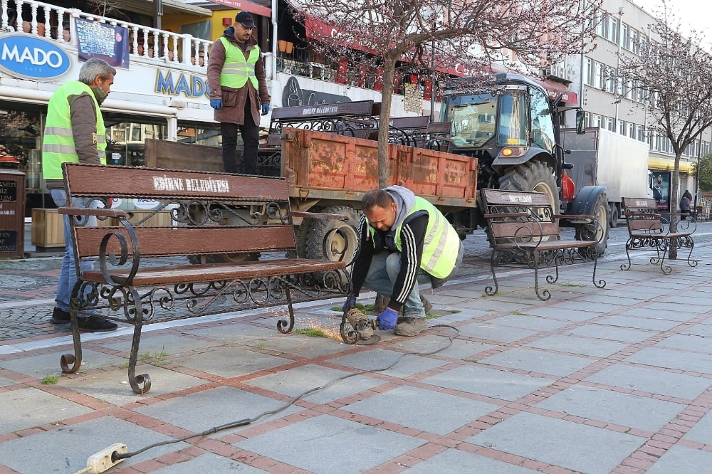 Yaşlılar korona virüse aldırış etmeyince banklar kaldırıldı