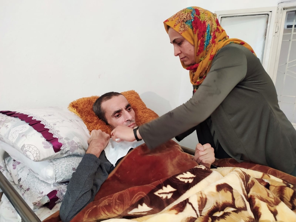 Yatalak eşi ve 5 çocuğuna bakıyor, kendilerine uzanacak yardım elini bekliyor