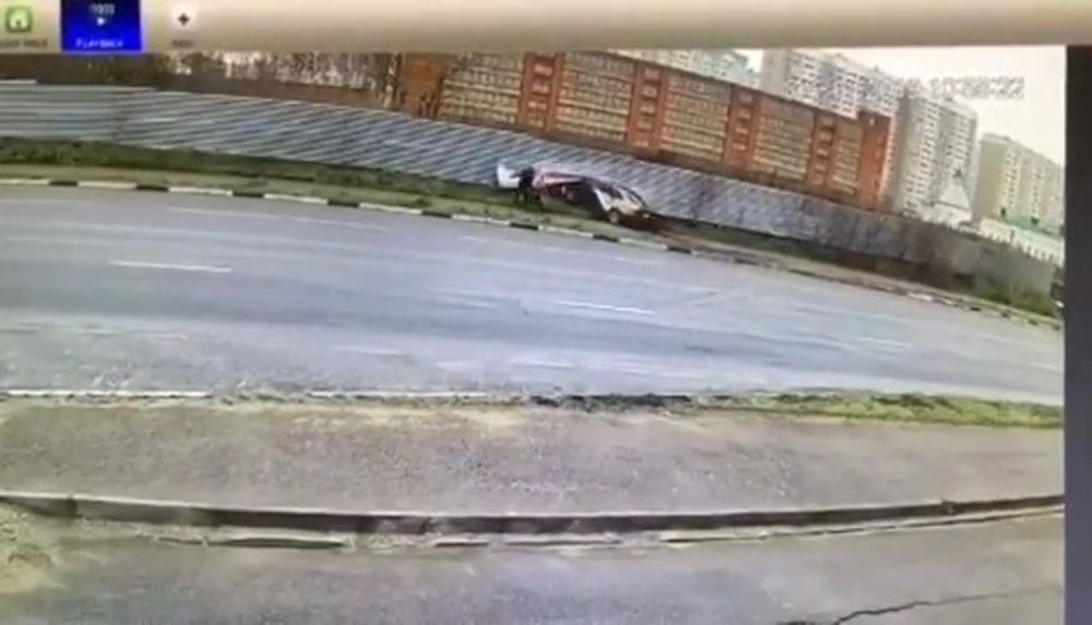 Yayalar Islak Yolda Kayan Aracın Altında Kalmaktan Son Anda Kurtuldu