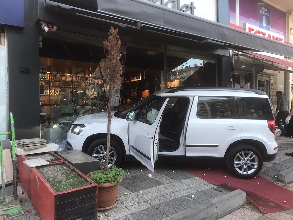 Yayaya çarpan otomobil kasaba daldı