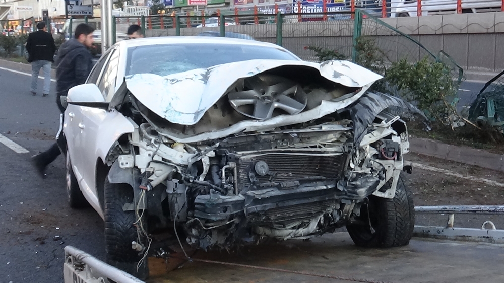 Yayaya çarpmamak için direksiyonu kırdı, refüje çıktı: 3 yaralı