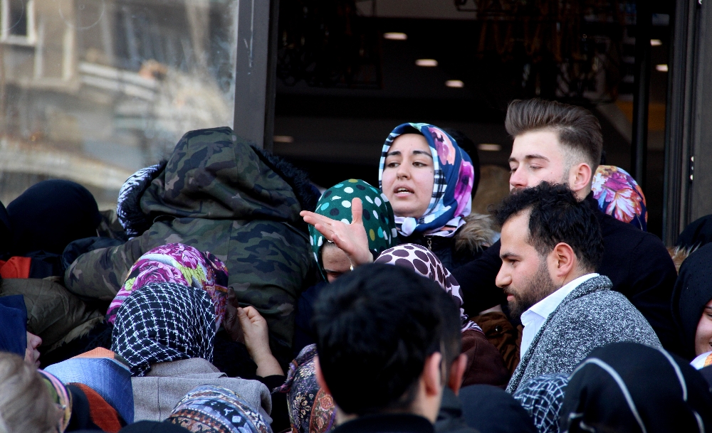 Yeni açılan mağazada izdiham: Bayılanlar oldu