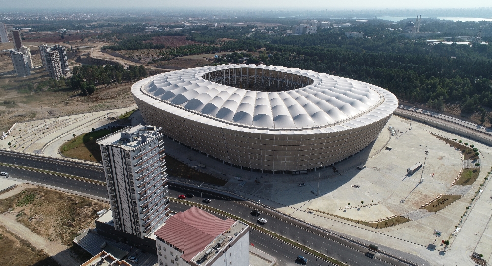 Yeni Adana Stadyumu’nun hibrit çim serimi tamamlandı
