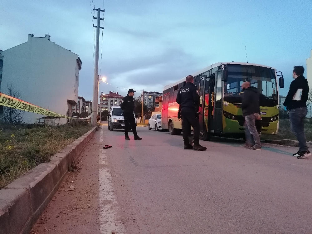Yeni işe başlayan halk otobüsü sürücüsü evinin önünde silahla vuruldu