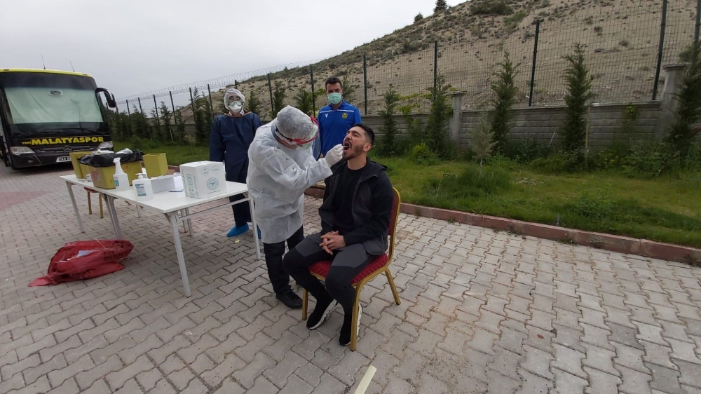 Yeni Malatyaspor’da futbolculara ve kulüp çalışanlarına korona virüs testi yapıldı