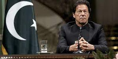 Yeni Şafak, iç darbe ile devrilmek istenen İmran Han'ı neredeyse 'vatan haini' ilan etti