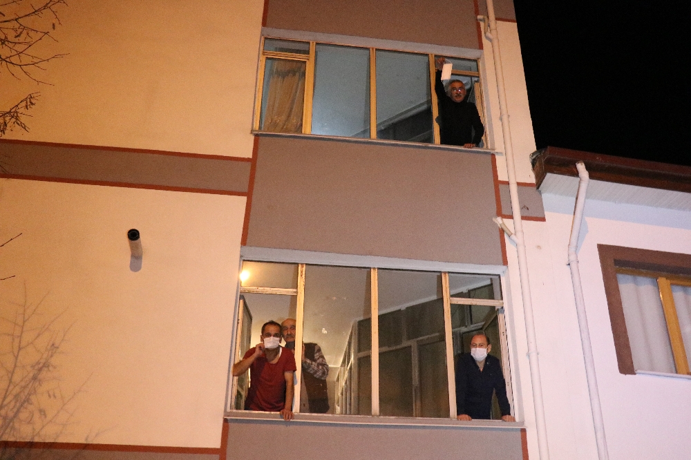 Yeni yıla maskelerini pencerelerden atarak girdiler