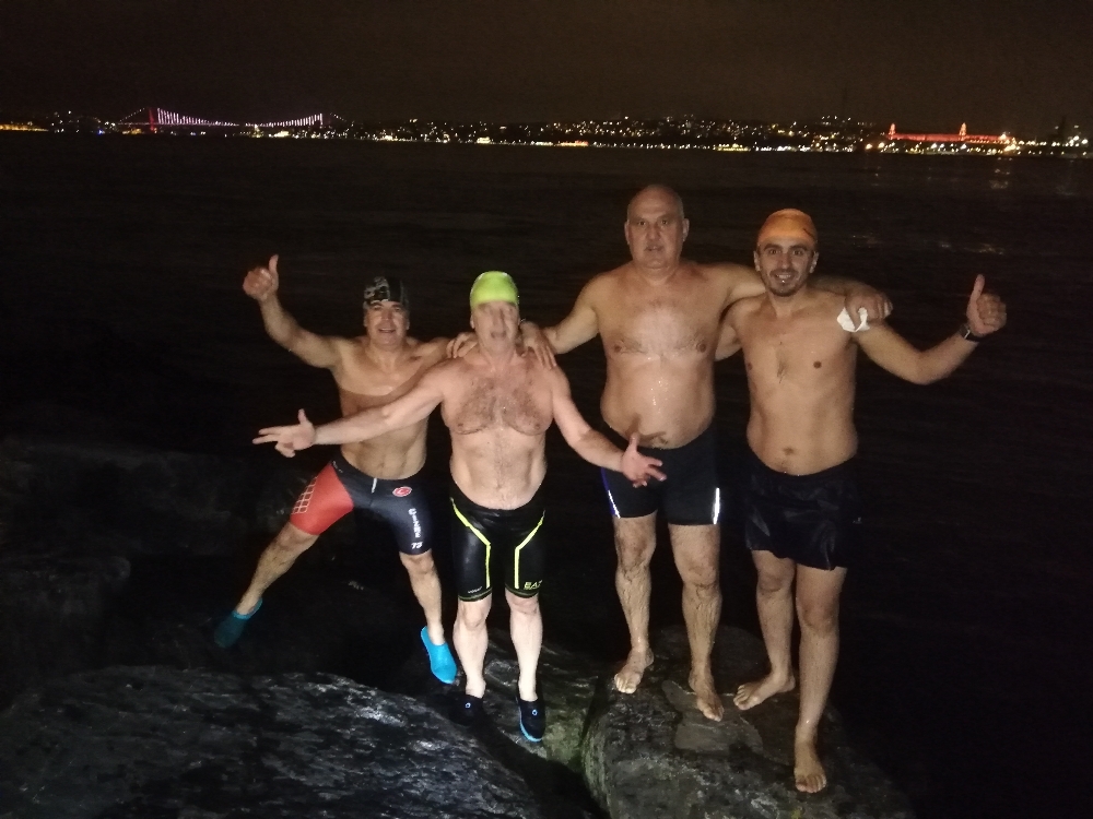 Yeni Yılı Sarayburnunda Buz Gibi Havada Denize Girerek Kutladılar