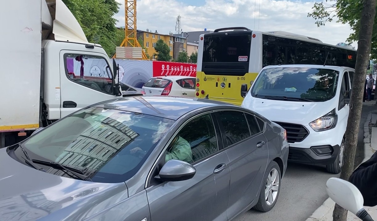 Yenibosna’daki hatalı trafik düzenlemesi ve kavşak inşaatı sürücüleri çıldırttı