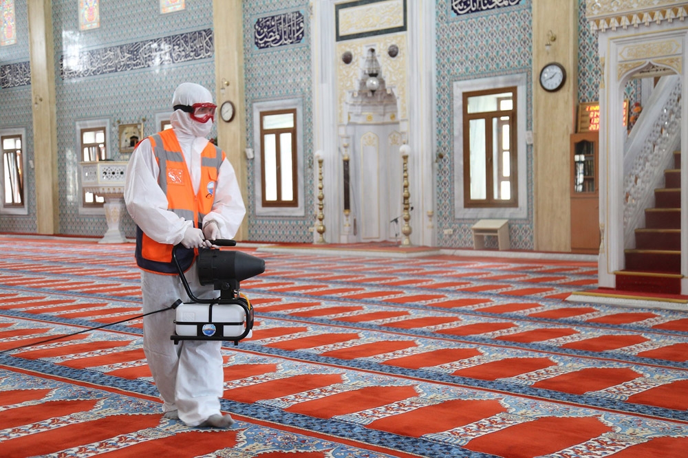Yeniden ibadete açılacak camiler dezenfekte ediliyor