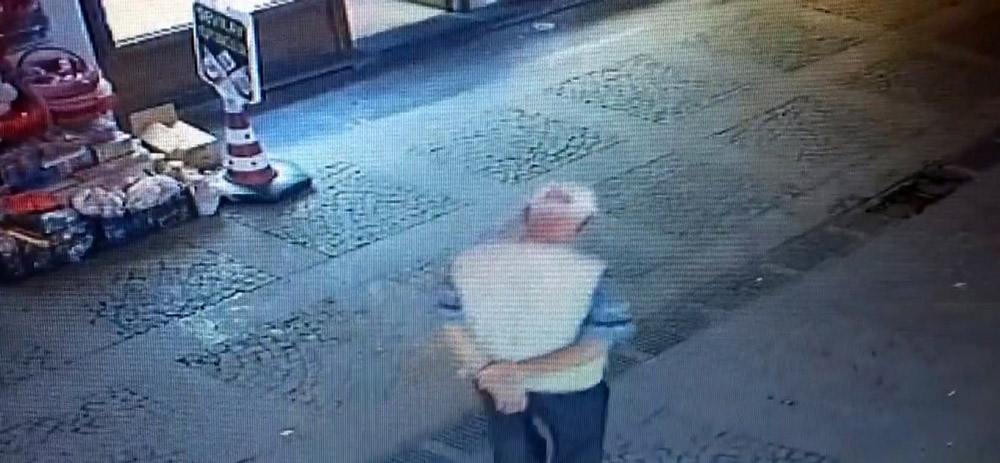 Yere atılan maskeyi alıp yüzüne taktı