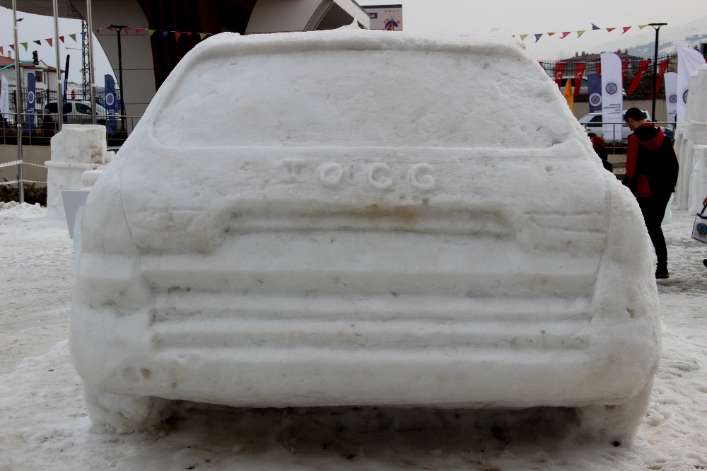 Yerli otomobilin buzdan heykelini yaptılar