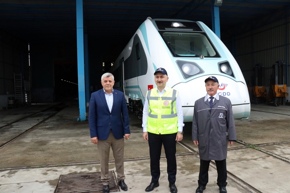 Yerli ve milli hızlı tren raylara iniyor