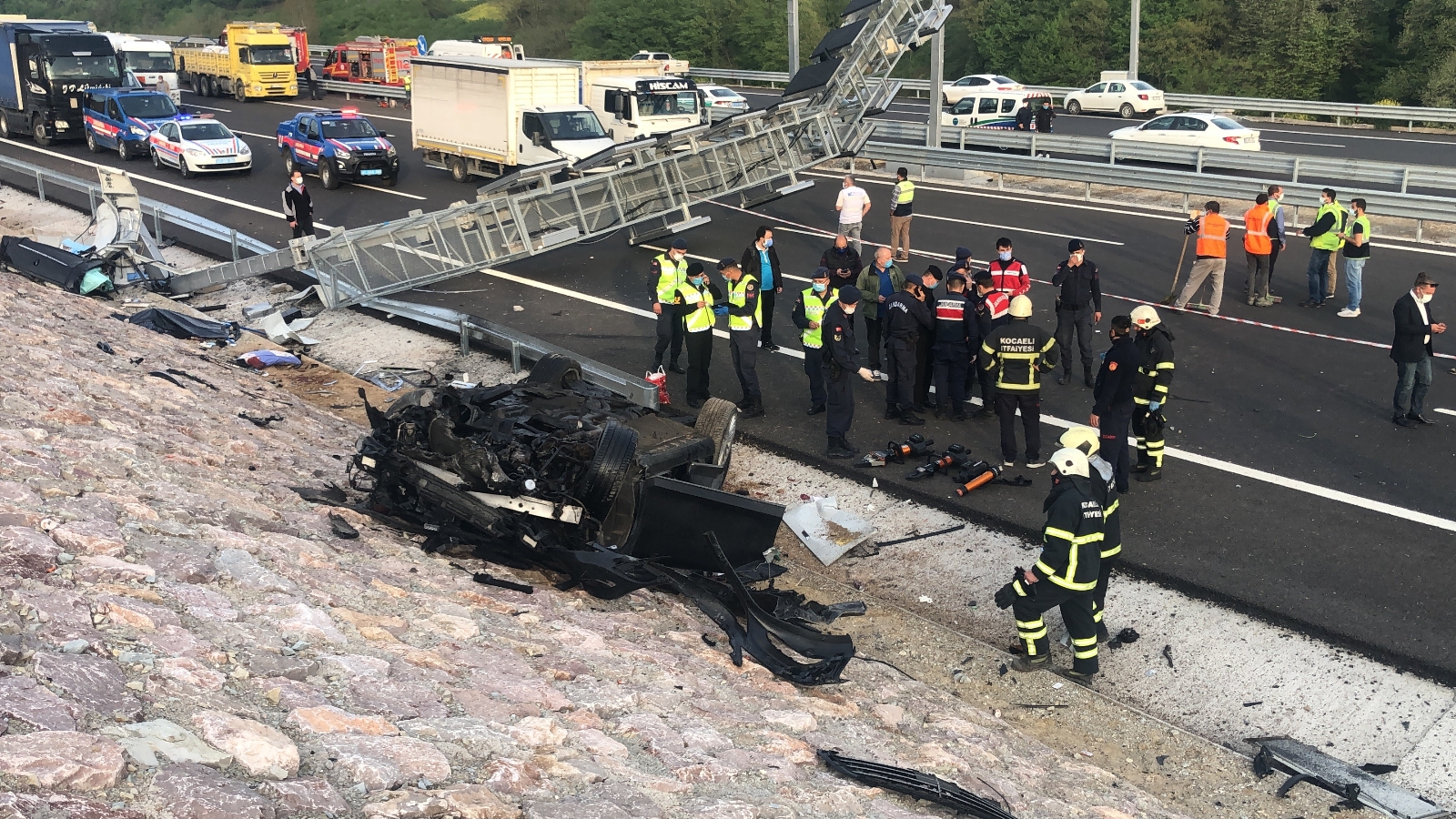 Yeşil plakalı otomobilde feci kaza: 3 ölü, 1 ağır yaralı