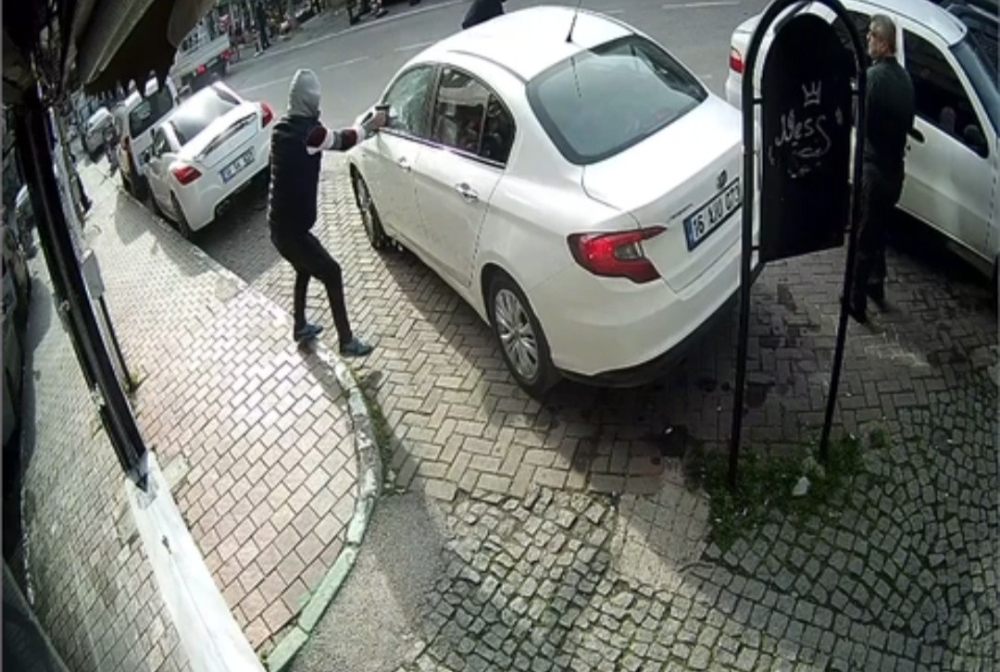Yeşil Türbe önünde dehşet anları kamerada...Böyle kurşun yağdırdı
