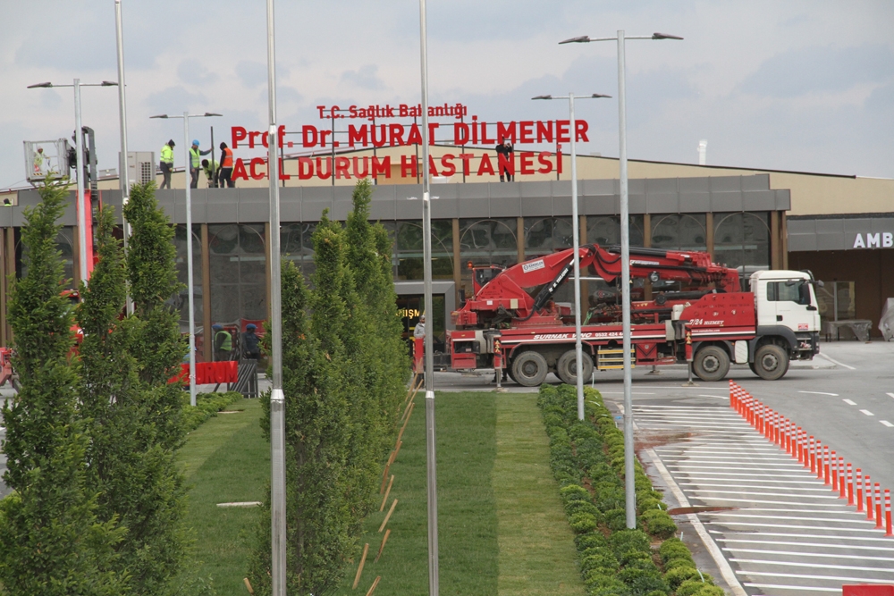 Yeşilköy’deki pandemi hastanesine tabelası asıldı