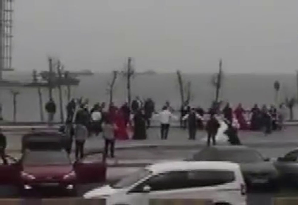 Yetkililer ’evde kal’ uyarısı yaptı, gelin ve damat sahilde halay çekti