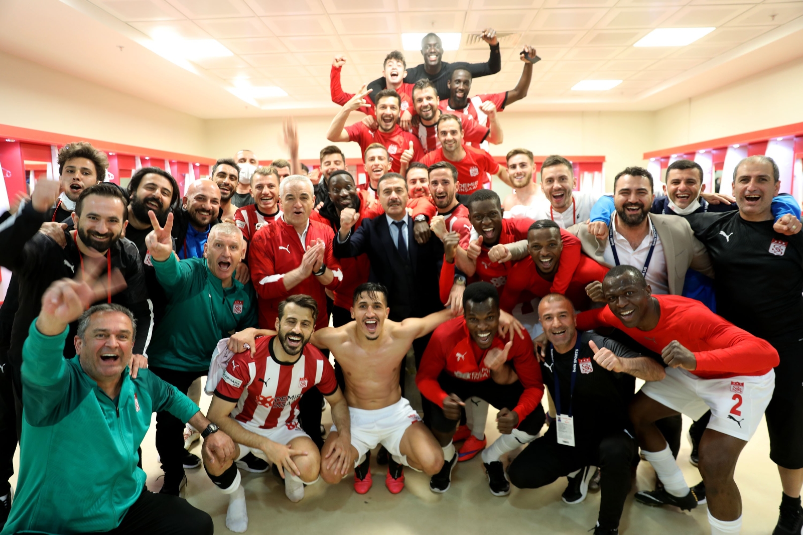 Yiğidolar’dan galibiyet pozu
