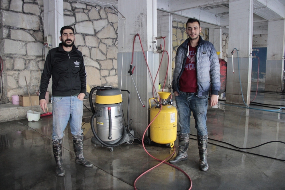 Yıkamaya Getirilen Otomobilin Motorundan 3 Yavru Kedi Çıktı