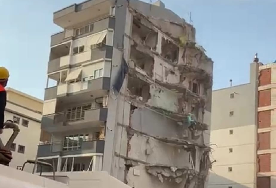 Yıkım esnasında çöken ağır hasarlı bina, başka binaya hasar verdi