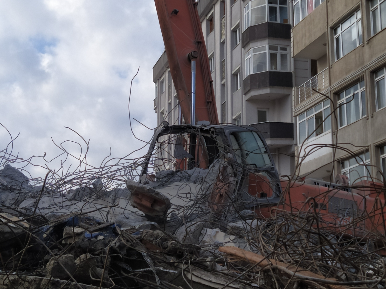 Yıkımda kepçenin üzerine beton blok düştü: Operatör ağır yaralandı
