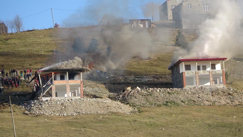 Yıkımı Protesto İçin Yayla Evini Ateşe Verdiler