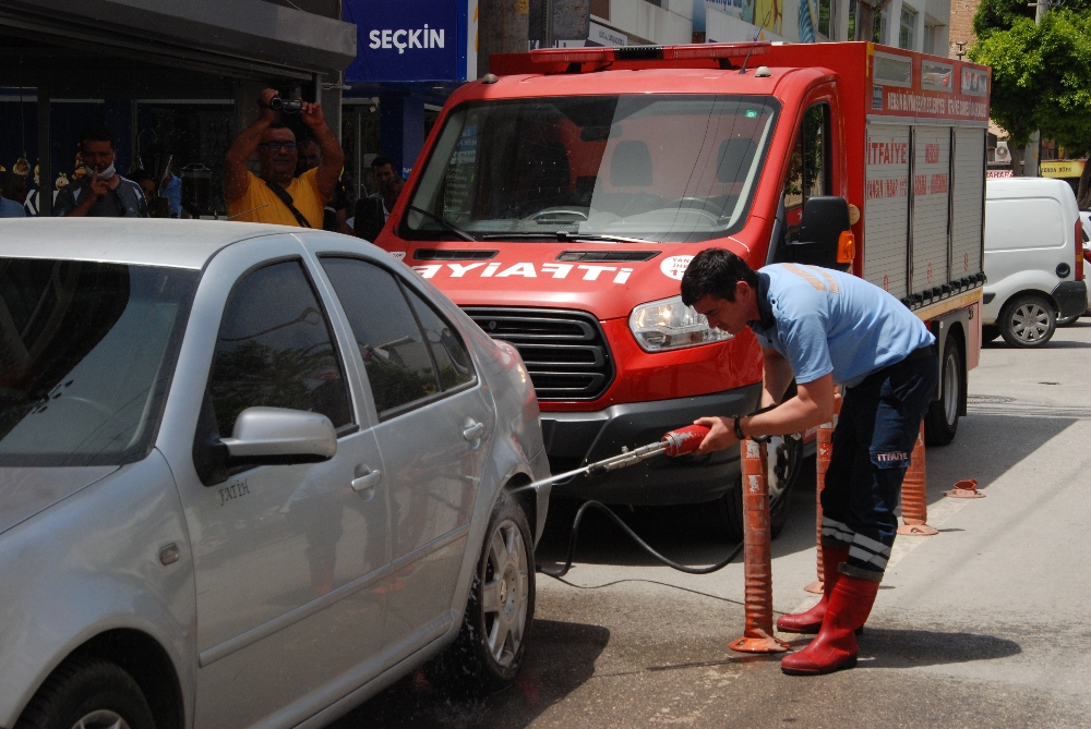 Yılan otomobilden inip, itfaiye aracına bindi