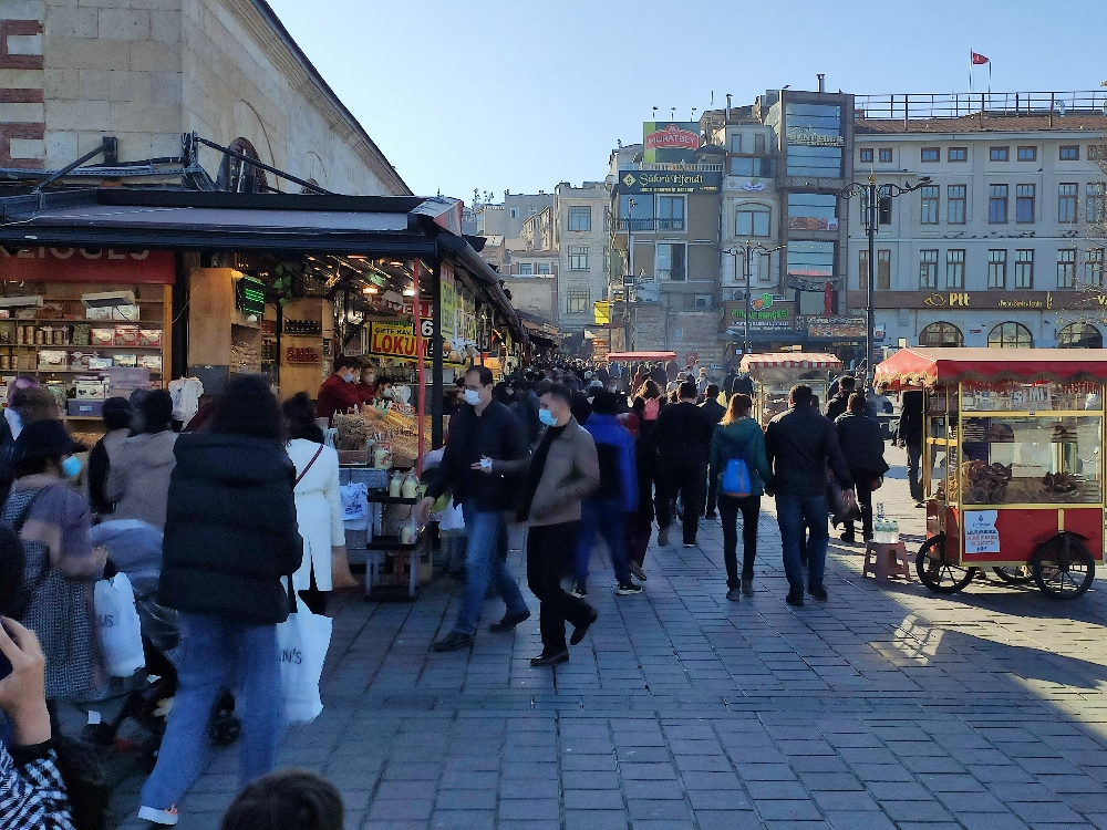 Yılbaşı alışverişinde pandemi kuralları hiçe sayıldı