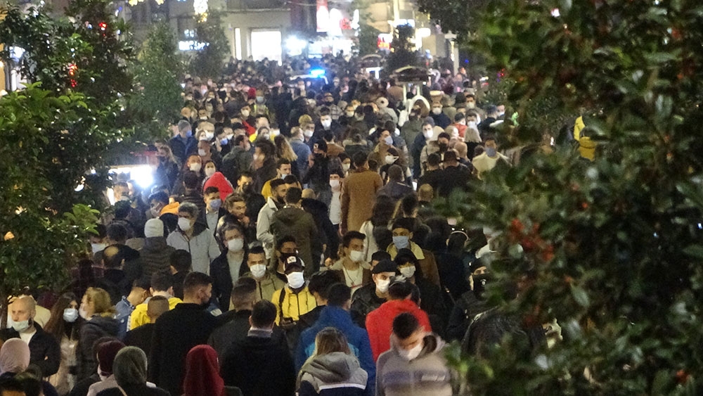 Yılbaşına saatler kala Taksim önceki yılları aratmadı