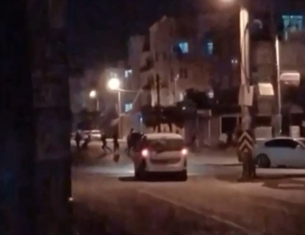 Yılbaşını sokakta ‘Erik Dalı’ ile kutladılar, polisin sireniyle çil yavrusu gibi dağıldılar