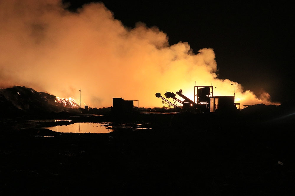 Yıldırım düşen enerji tesisindeki yangını söndürme çalışmaları sürüyor