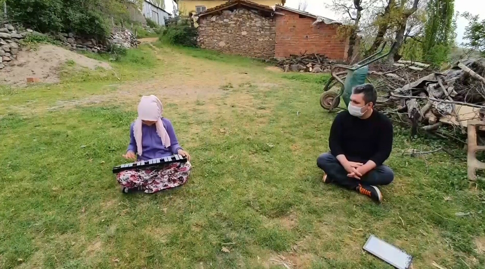 Yılın öğretmeni köy çocuklarına koştu