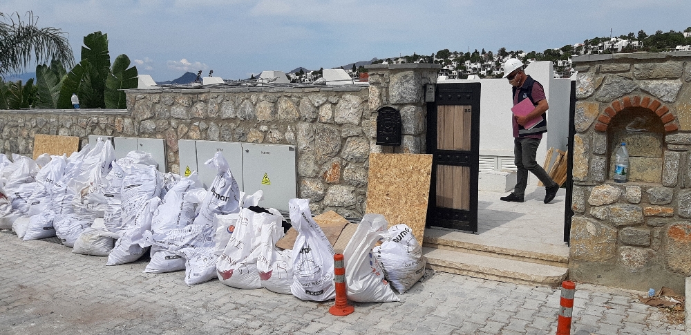 Yılmaz Özdil’in ofis diye alıp yazlık eve çevirdiği villanın yıkımı sürüyor
