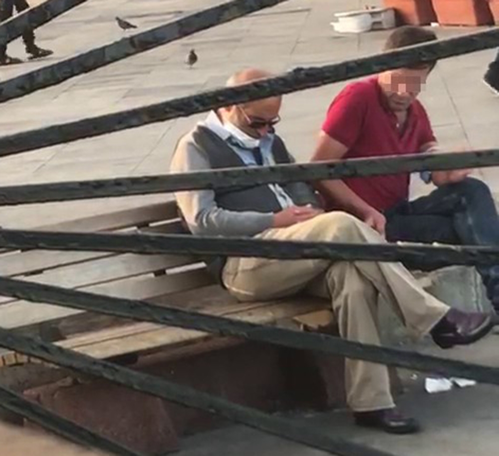 Yine bankta uyuyan şahsın cüzdanını çalmak isterken kameralara yakalandı