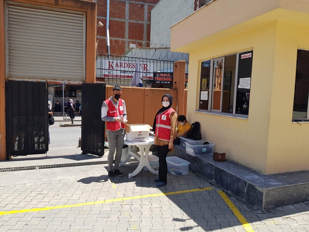 YKS’den çıkan öğrencilerden kalem ve silgi topladılar