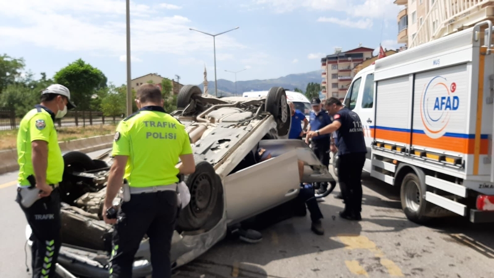 YKS’ye yetişmeye çalışan öğrenciler kaza geçirdi: 3 yaralı