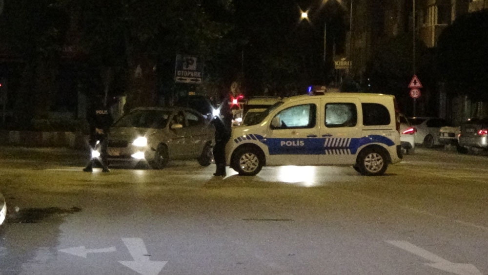 Yoğunluk fazla olunca caddeyi trafiğe kapattılar