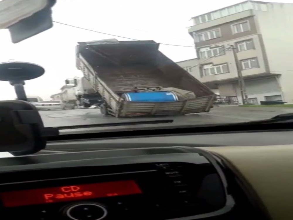 Yokuş yukarı giden kamyon, yükü ağır gelince şaha kalktı