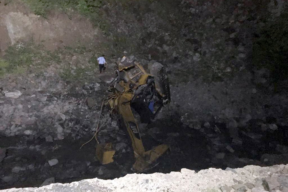 Yol çalışması yapan ekibin üzerine heyelan düştü: 2 ölü