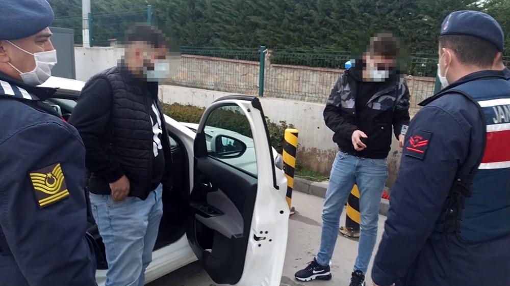 Yol verme tartışmasına girip trafiği böyle tehlikeye soktular