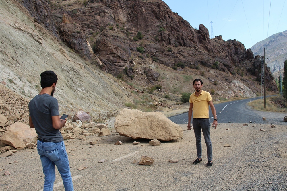 Yola düşen dev kayalar yolu kapattı
